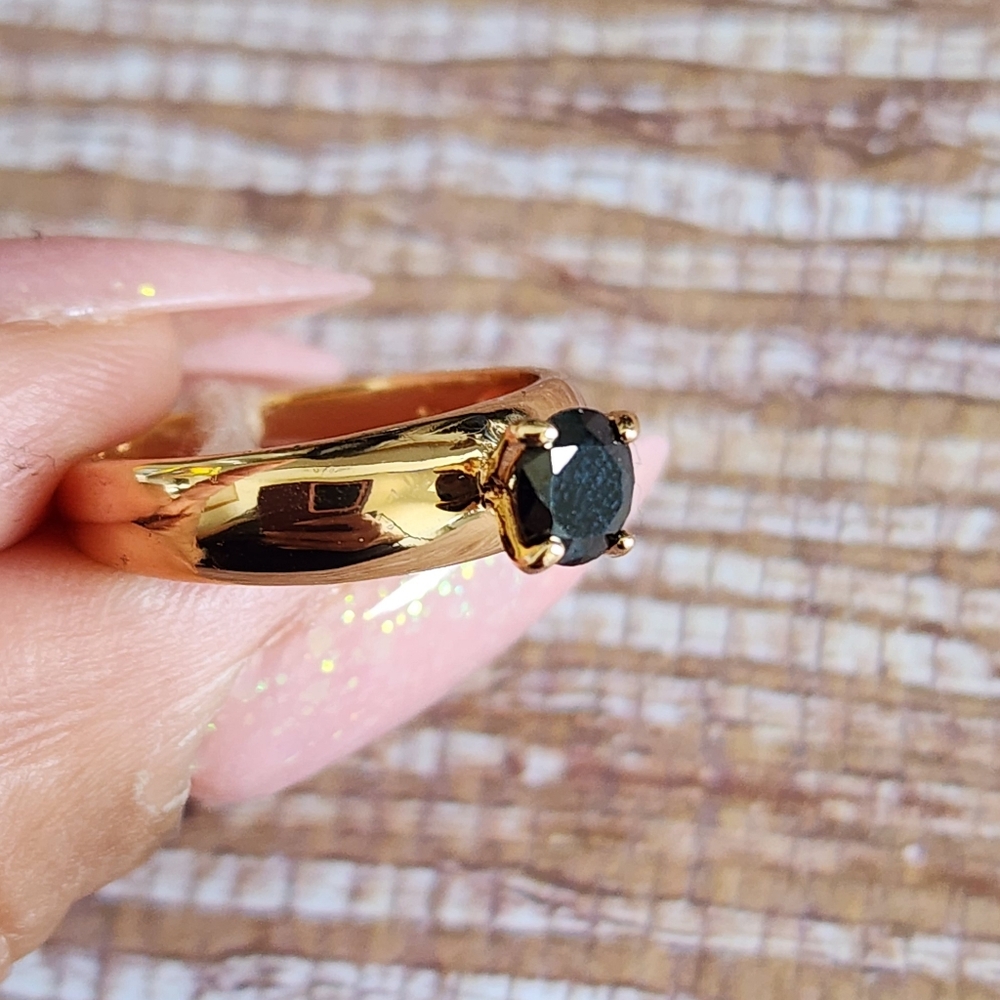 Elegant Gold Ring with Black Stone - Picture 7 of 7